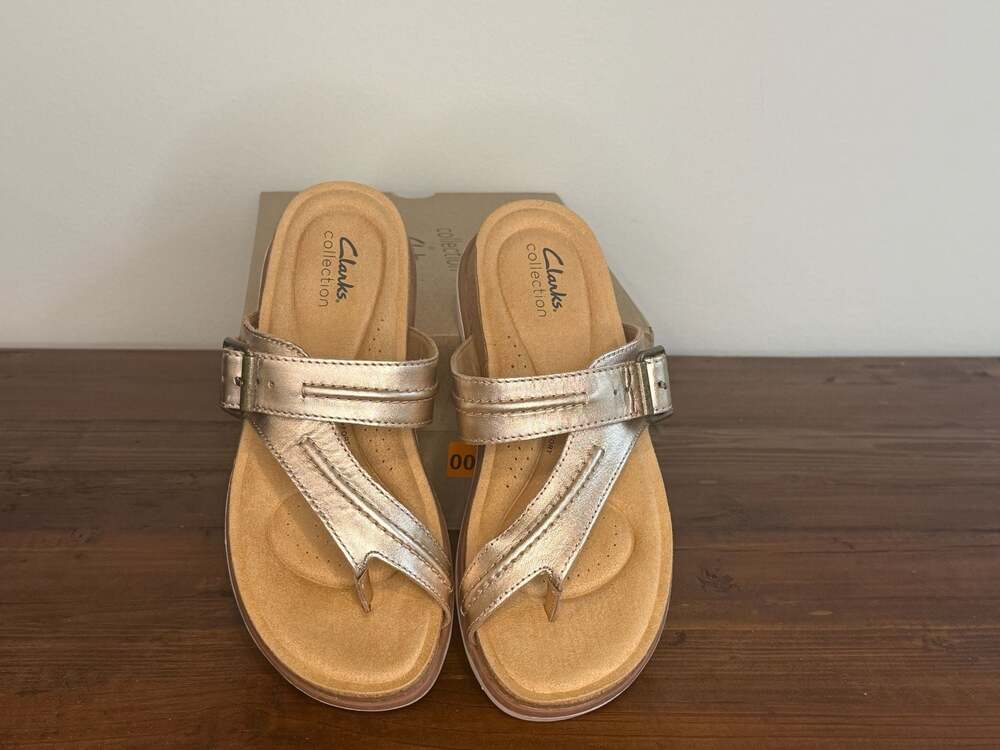 Clarks Collection Brynn Madi Rose Gold Leather Buckle Toe-Post Sandals Size 8M